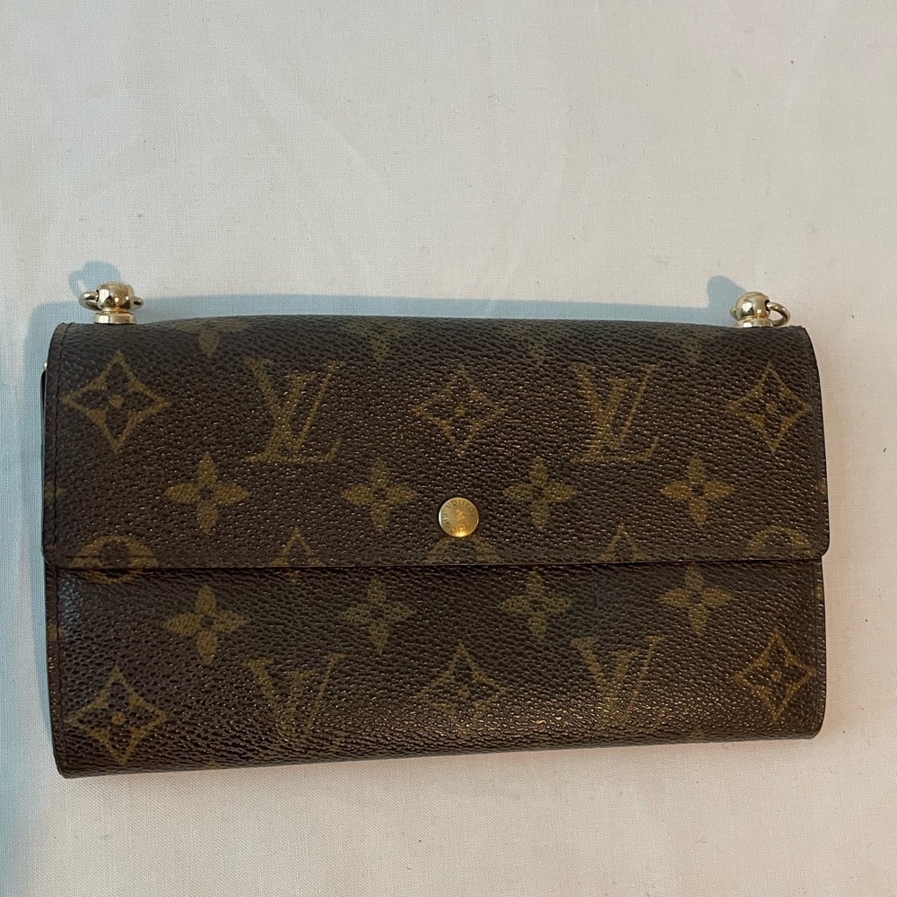 - Louis Vuitton Monogram converted Wallet crossbody
CA0955